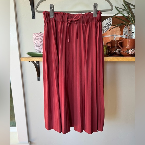 Athleta Hayes Burgundy Red Pleated Drawstring Waist Midi Skirt Size XS - Picture 3 of 13
